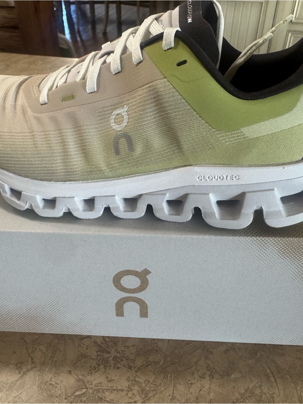 ON on cloud Cloudflow 4 Zest/Frost Sz 8.5 womens